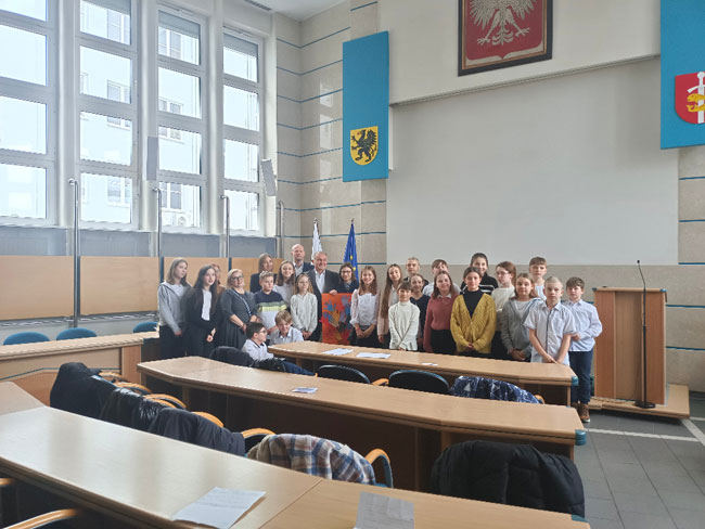 Grupa uczniów w sali UM Gdynia.