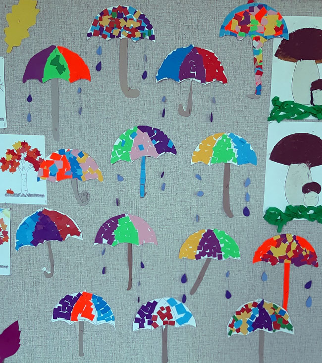 Prace świetliczaków - szare tło, kolorowe parasolki - wydzieranki.