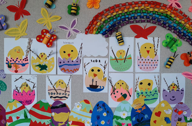 Prace dzieci - papierowe, kolorowe wielkanocne wianki.