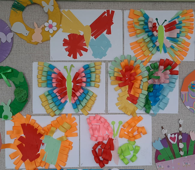 Prace dzieci - kolorowe motyle z papierowych pasków.