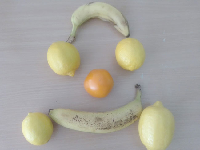 Szary blat, 4 cytryny, 2 banany, pomarańcz.