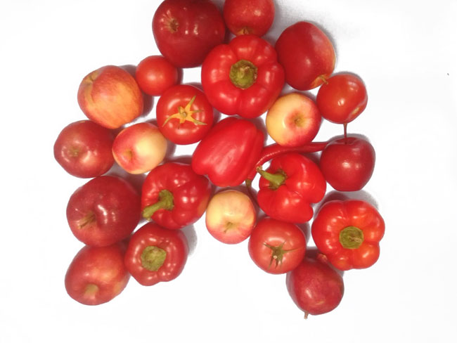 Białe tło, czerwone papryki, czerwone jabłka, pomidory.