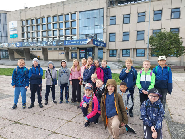 Grupa dzieci przed Akwarium Gdyńskim.