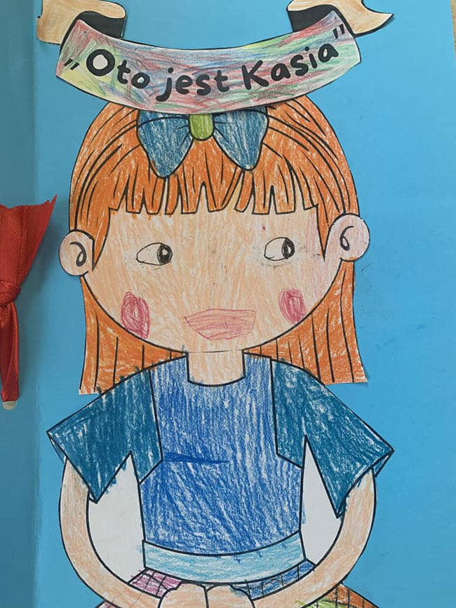 Praca dziecka - niebieskie tło, dziewczynka z brązowymi włosami w niebieskiej sukience.