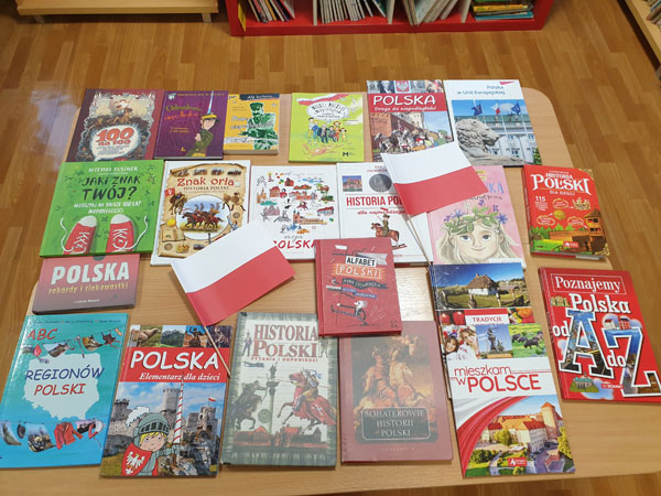 Na podłodze leżą książki związane z Polską