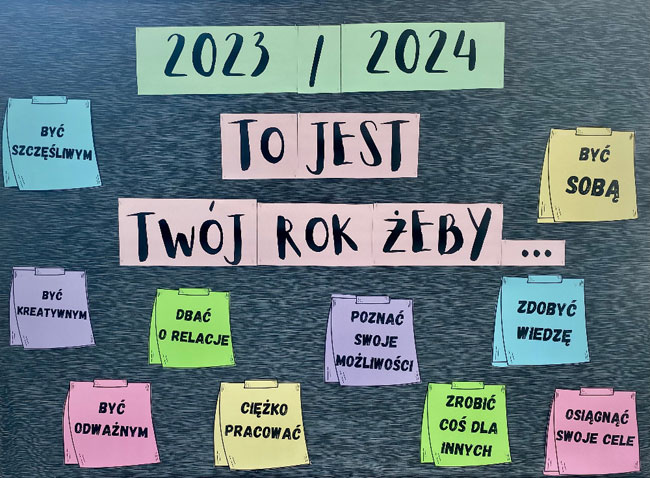 Plakat - granatowe tło, czarne napisy na różnokolorowych karteczkach.