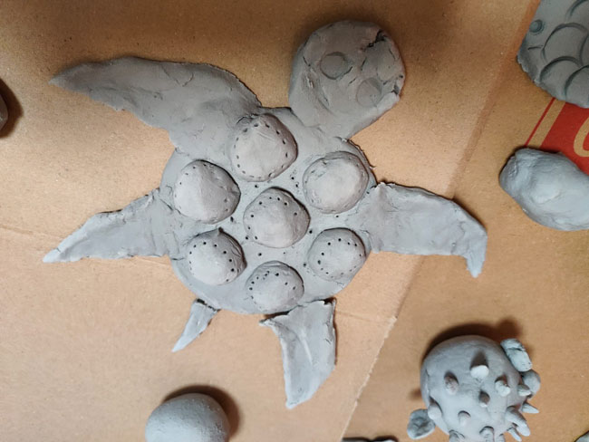 Żółw ulepiony z gliny.