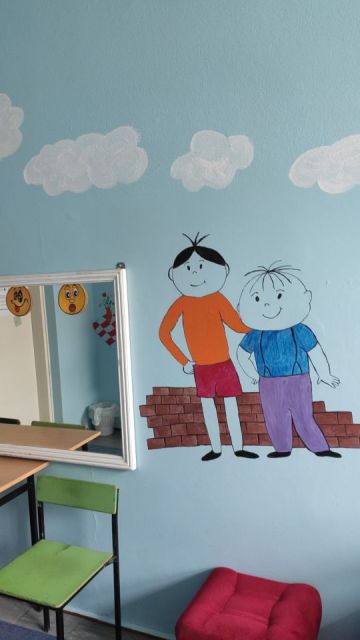 Widok na ścianę z narysowanym Bolkiem i Lolkiem
