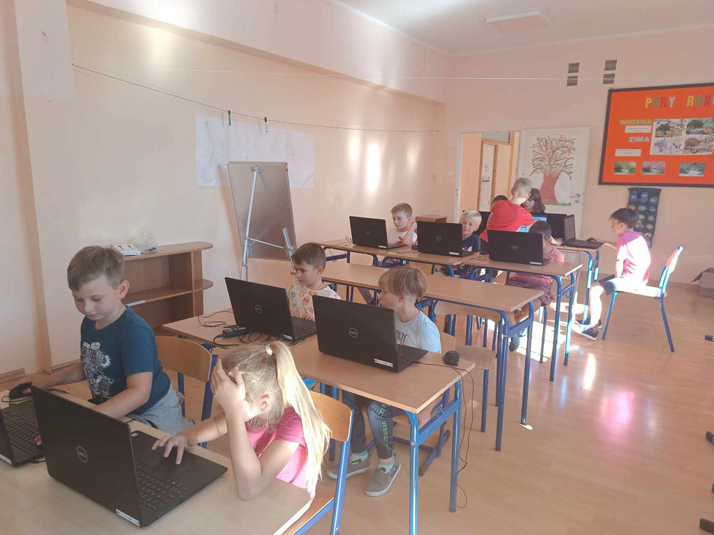 Uczniowie w pracowni komputerowej.