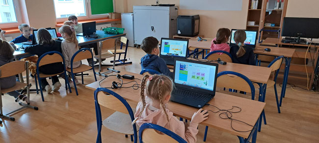 Dzieci w pracowni komputerowej.