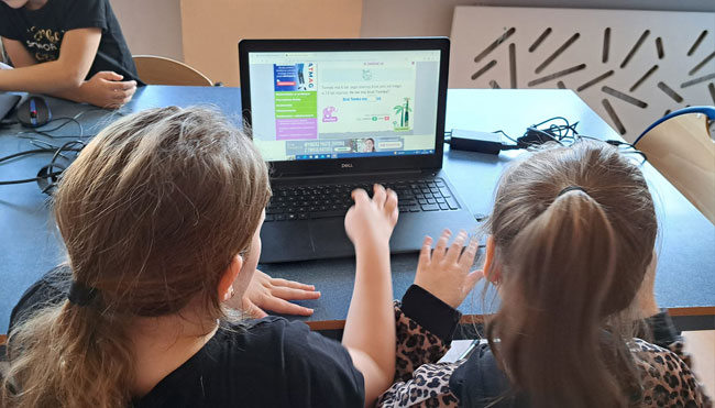 Pracownia komputerowa - dwie dziewczynki przed laptopem.