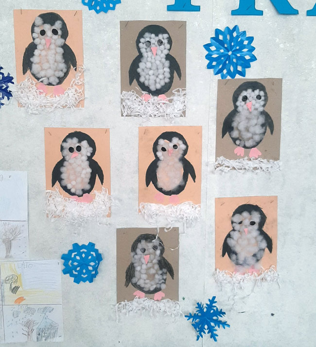 Prace dzieci - namalowane pingwinki.
