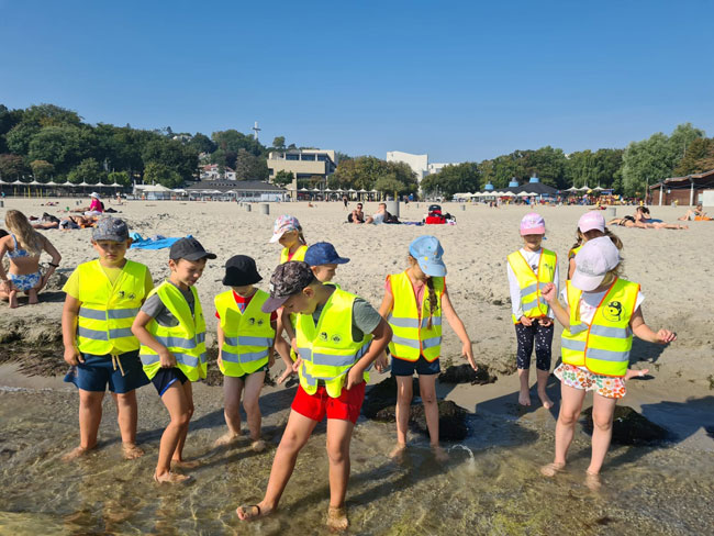 Grupa dzieci na plaży w Gdyni.