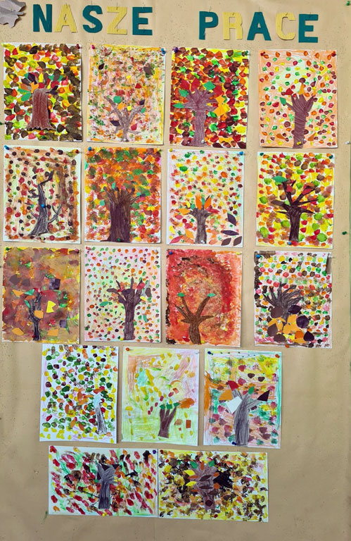 Prace dzieci - ryzunki kolorowych, jesiennych drzew.
