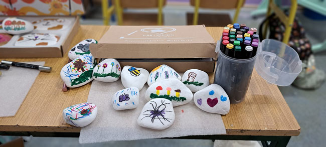 Kamienie pomalowane przez dzieci.
