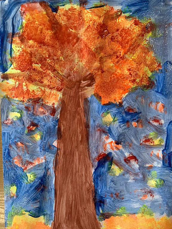 Praca dziecka - niebieskie tło, drzewo z kolorowymi liściami, spadające kolorowe liście.