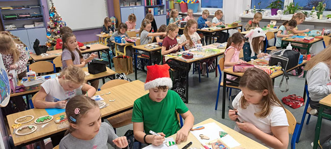 Sala lekcyjna - dzieci wykonujące szopki bożonarodzeniowe.