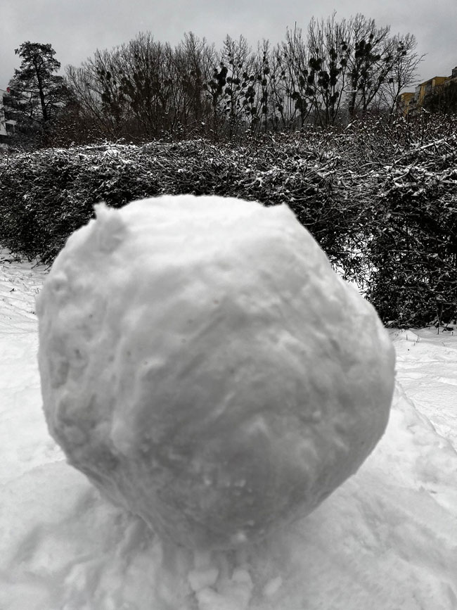 Duża kula śniegowa.