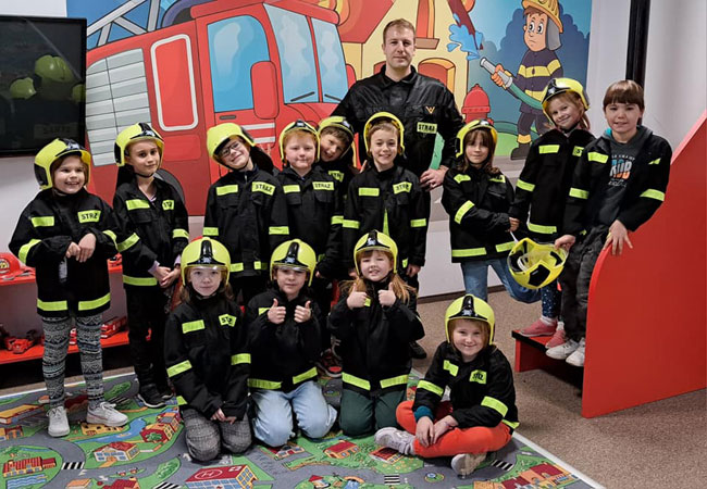 Dzieci w strojach strażaków, strażak.