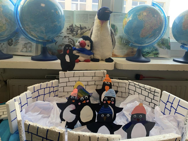 Prace dzieci - papierowe pingwiny w igloo.
