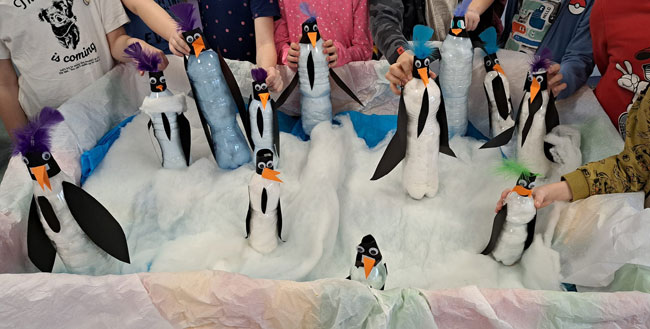 Prace dzieci - pingwiny z butelek plastikowych.
